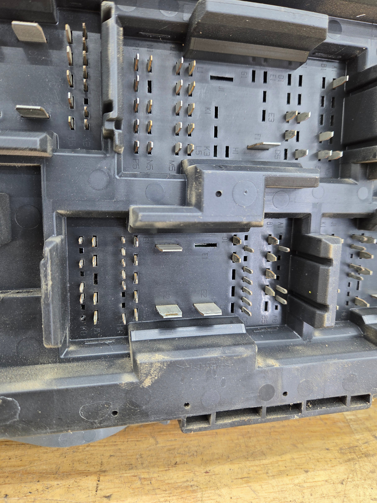 2010-2013 Chevrolet Silverado / GMC Sierra 1500 2500 3500 Engine Bay Fuse Box