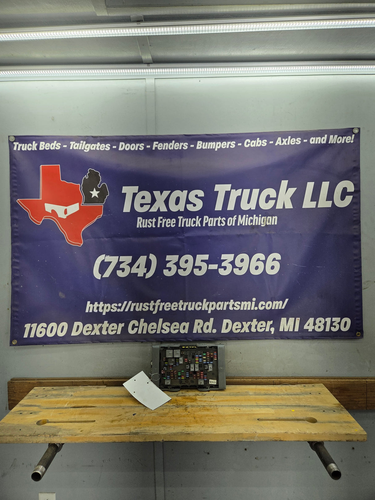 2007-2009 Chevrolet Silverado / GMC Sierra 1500 2500 3500 Engine Bay Fuse Box