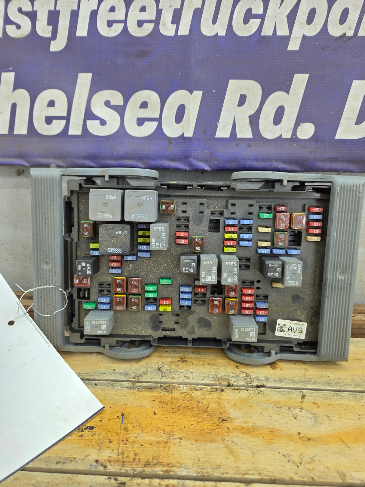 2007-2009 Chevrolet Silverado / GMC Sierra 1500 2500 3500 Engine Bay Fuse Box