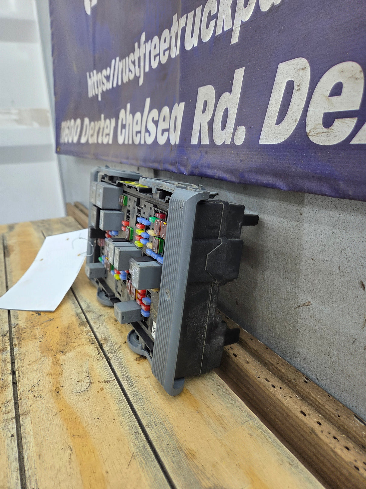 2007-2009 Chevrolet Silverado / GMC Sierra 1500 2500 3500 Engine Bay Fuse Box