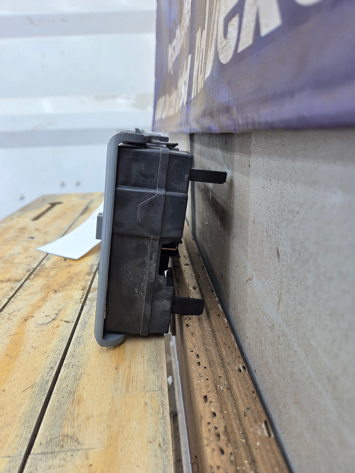 2007-2009 Chevrolet Silverado / GMC Sierra 1500 2500 3500 Engine Bay Fuse Box