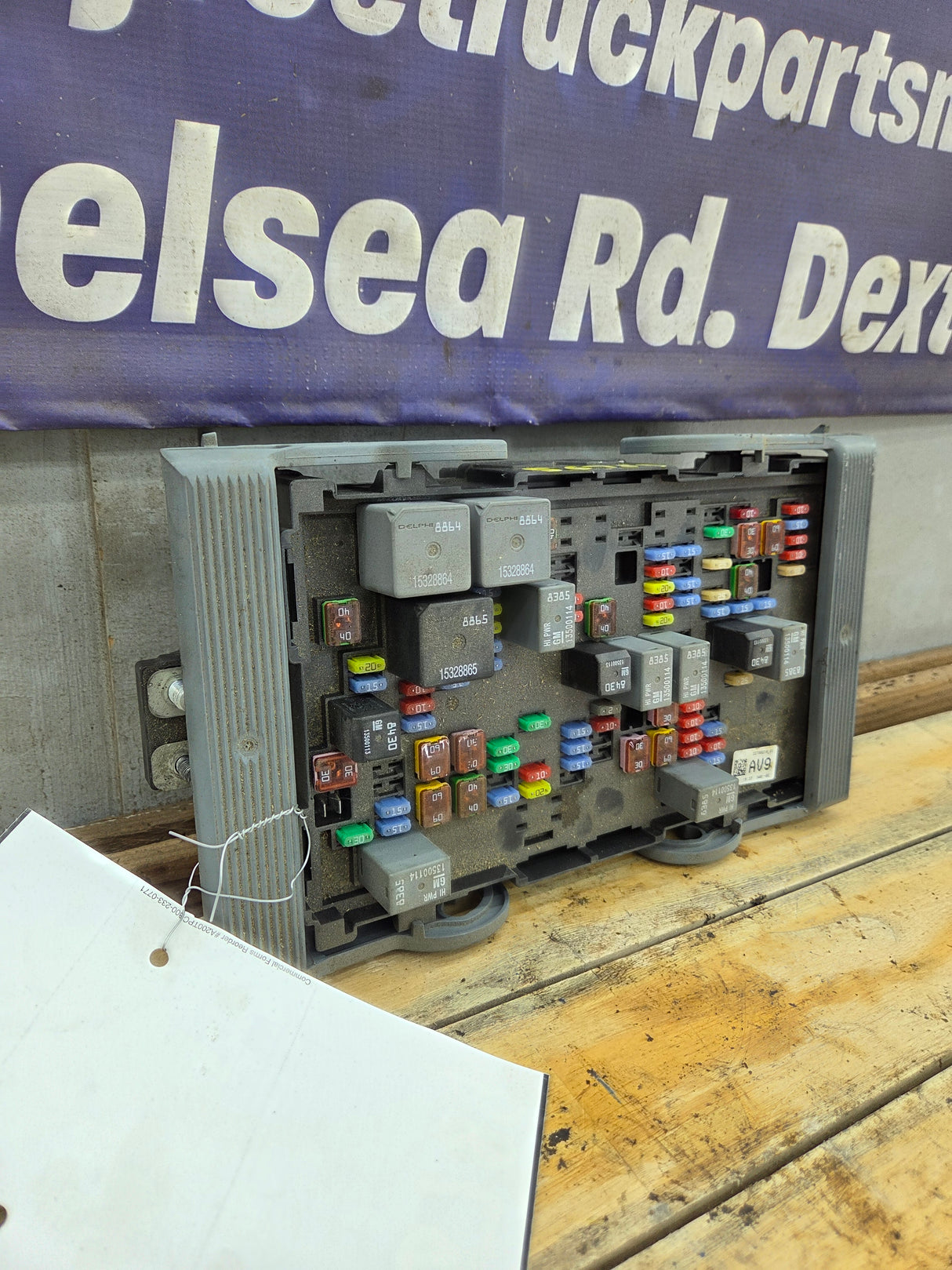 2007-2009 Chevrolet Silverado / GMC Sierra 1500 2500 3500 Engine Bay Fuse Box