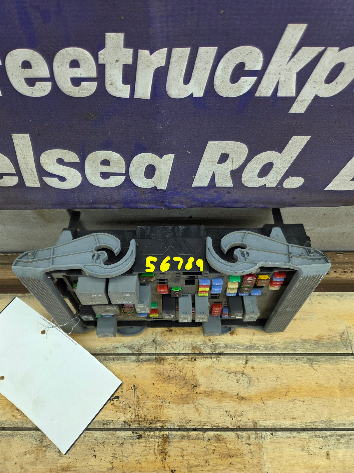 2007-2009 Chevrolet Silverado / GMC Sierra 1500 2500 3500 Engine Bay Fuse Box