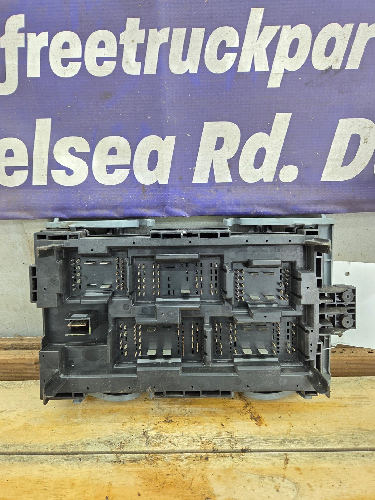 2007-2009 Chevrolet Silverado / GMC Sierra 1500 2500 3500 Engine Bay Fuse Box