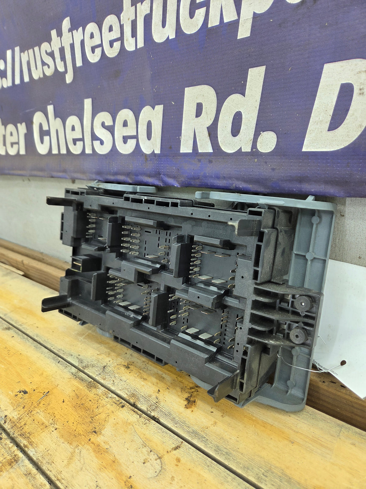 2007-2009 Chevrolet Silverado / GMC Sierra 1500 2500 3500 Engine Bay Fuse Box