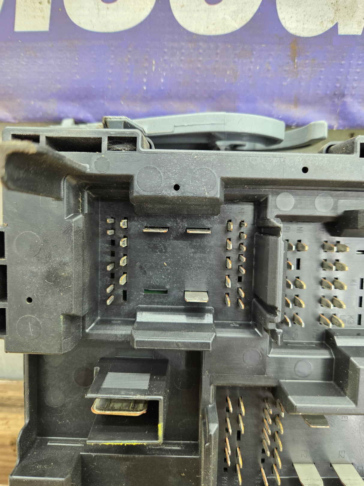 2007-2009 Chevrolet Silverado / GMC Sierra 1500 2500 3500 Engine Bay Fuse Box