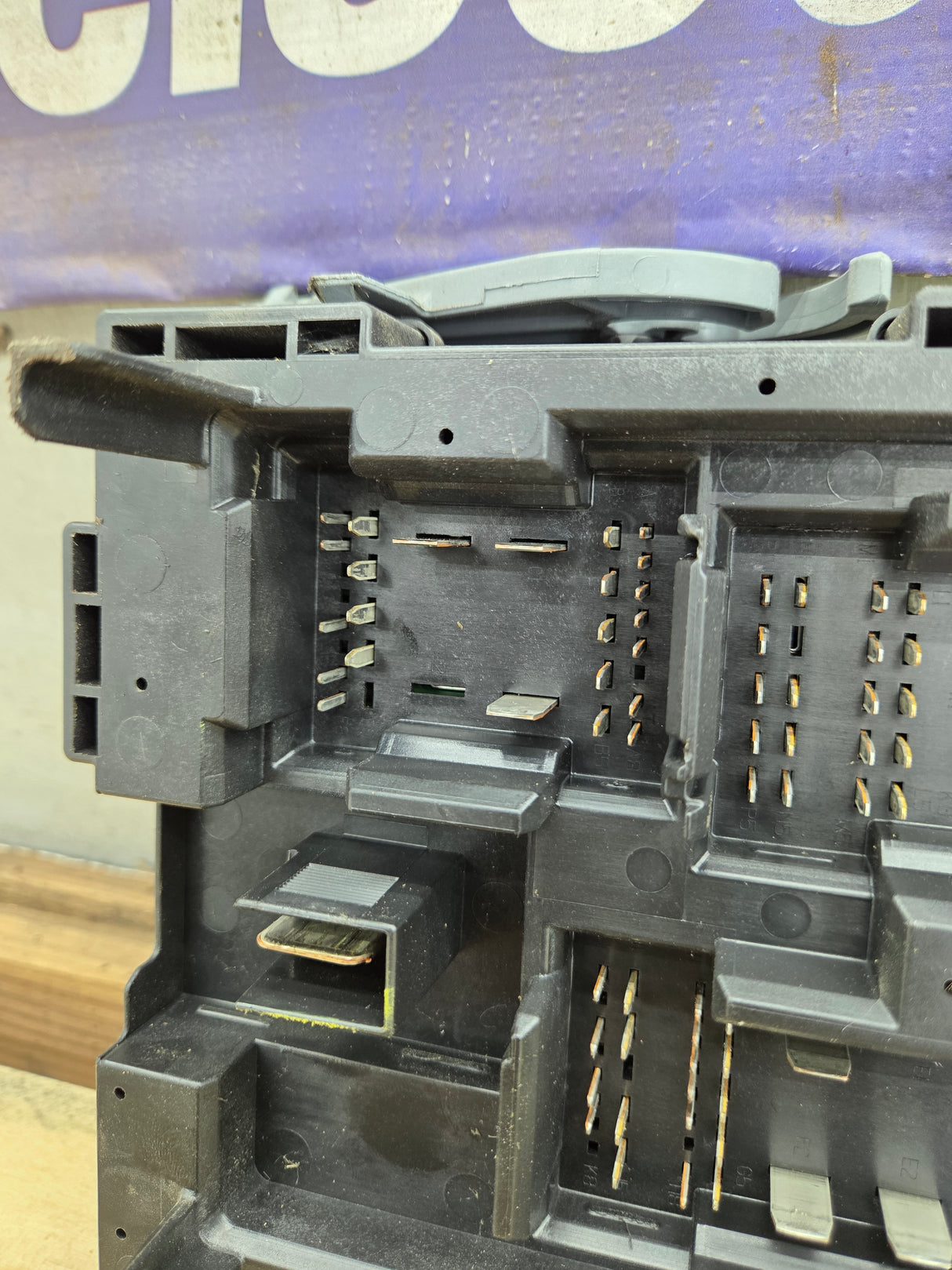 2007-2009 Chevrolet Silverado / GMC Sierra 1500 2500 3500 Engine Bay Fuse Box