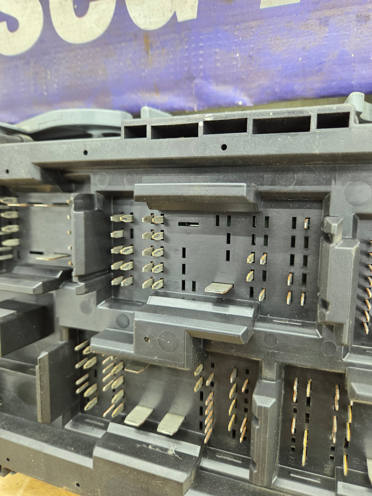 2007-2009 Chevrolet Silverado / GMC Sierra 1500 2500 3500 Engine Bay Fuse Box