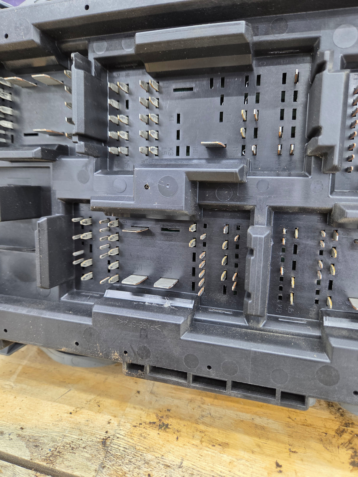 2007-2009 Chevrolet Silverado / GMC Sierra 1500 2500 3500 Engine Bay Fuse Box