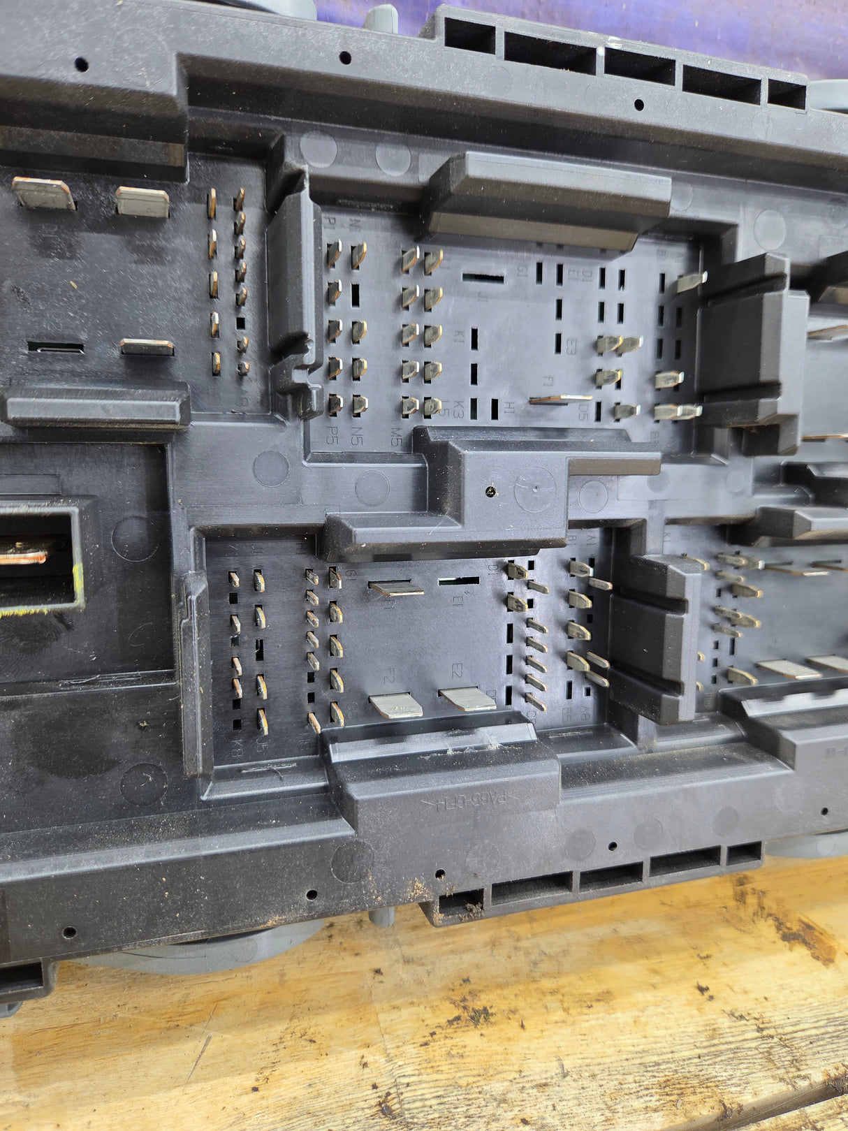 2007-2009 Chevrolet Silverado / GMC Sierra 1500 2500 3500 Engine Bay Fuse Box