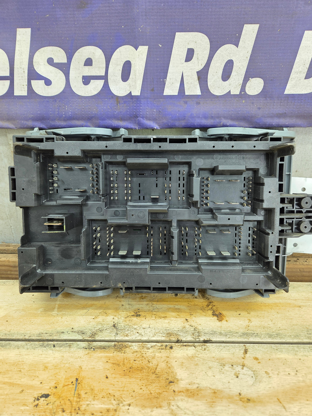 2007-2009 Chevrolet Silverado / GMC Sierra 1500 2500 3500 Engine Bay Fuse Box