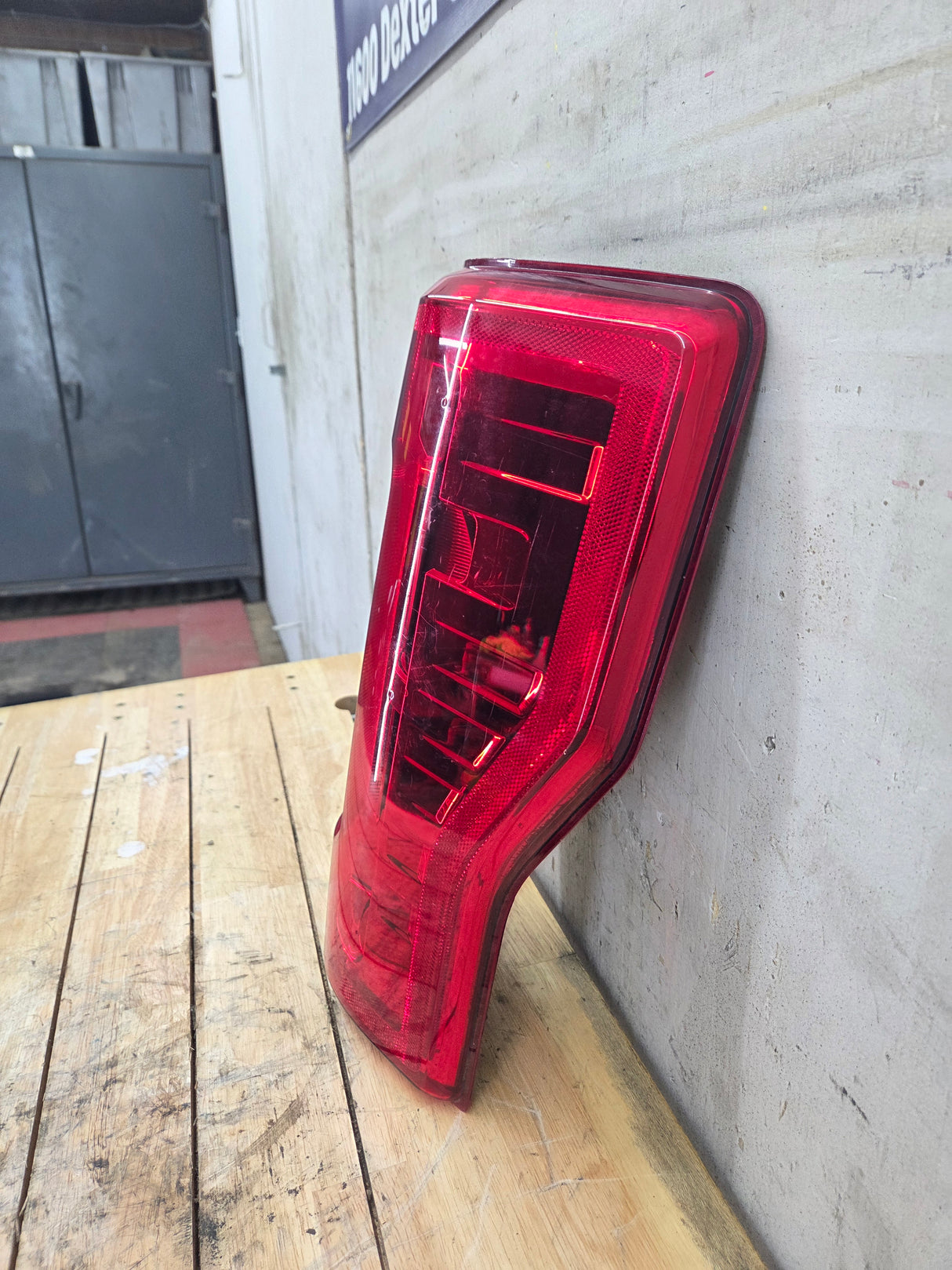 2017-2019 Ford Super Duty F250 F350 F450 F550 RH Passenger Side Tail Light Halogen HC3B-13B504-AD