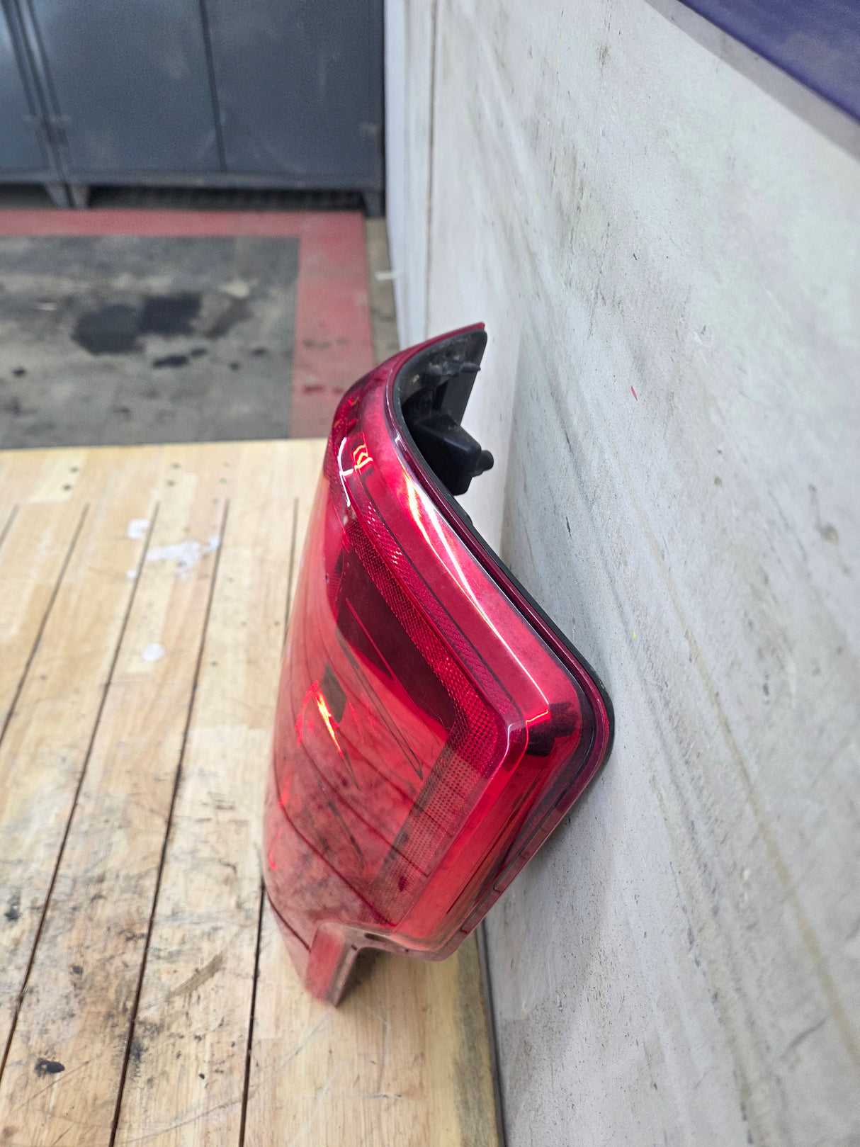 2017-2019 Ford Super Duty F250 F350 F450 F550 RH Passenger Side Tail Light Halogen HC3B-13B504-AD