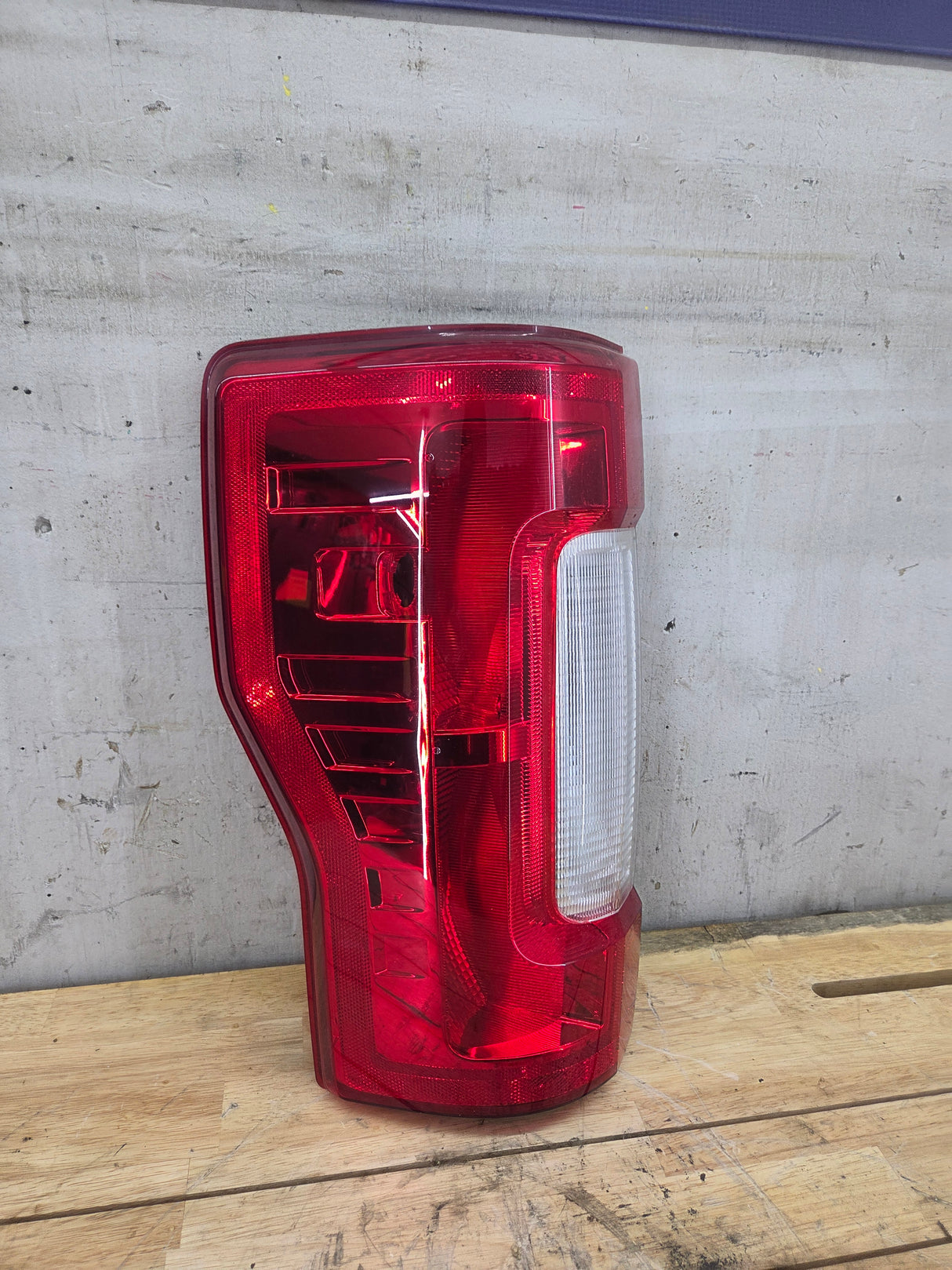 2017-2019 Ford Super Duty F250 F350 F450 F550 LH Driver Side Tail Light Halogen HC3B-13B505-AD