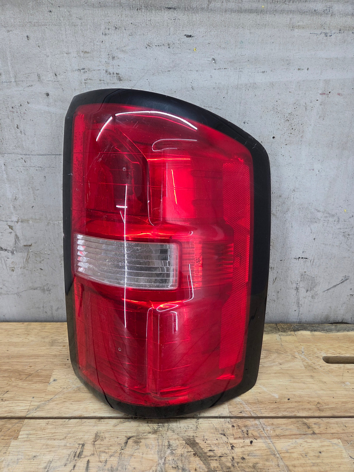 2016-2019 GMC Sierra 1500 2500 3500HD Passenger Side RH Halogen Taillight 84288725
