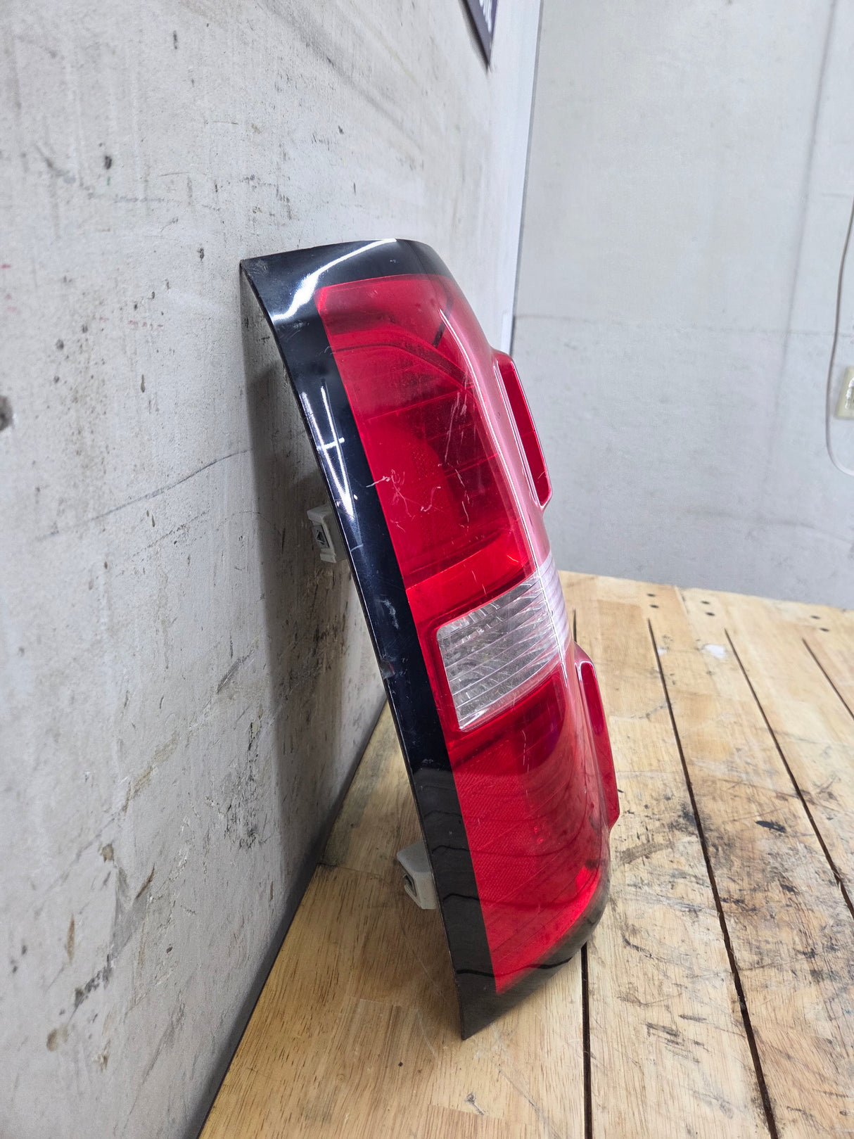 2016-2019 GMC Sierra 1500 2500 3500HD Passenger Side RH Halogen Taillight 84288725