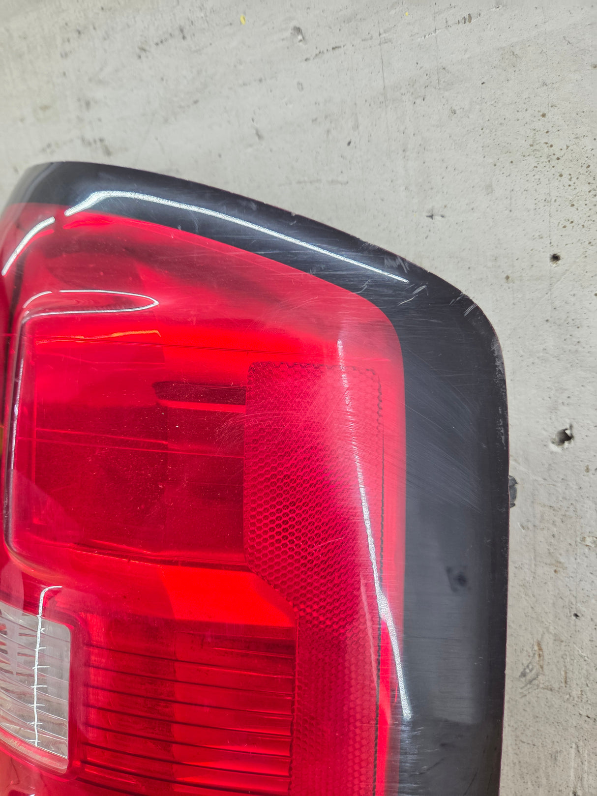 2016-2019 GMC Sierra 1500 2500 3500HD Passenger Side RH Halogen Taillight 84288725