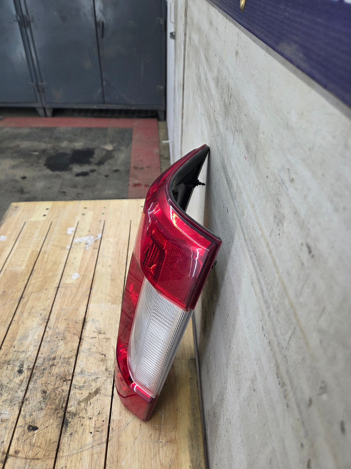 2017-2019 Ford Super Duty F250 F350 F450 F550 LH Driver Side Tail Light Halogen HC3B-13B505-AD