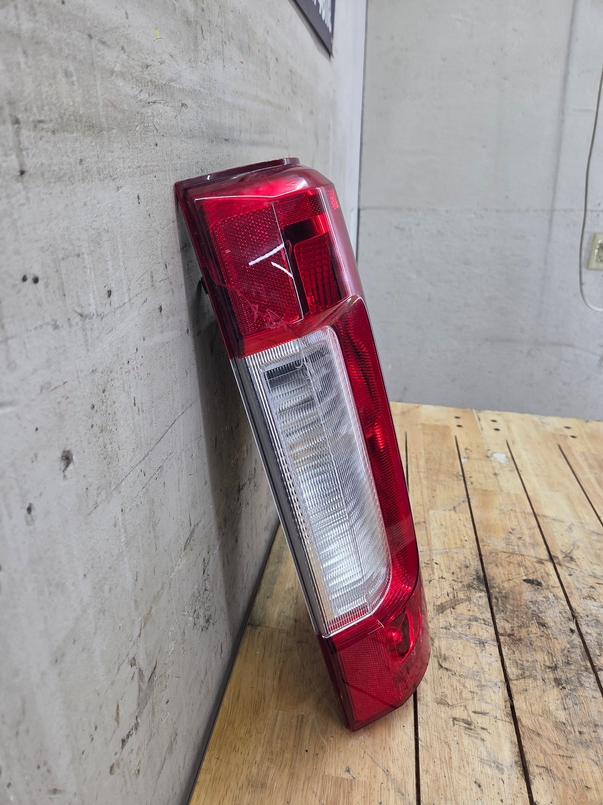 2017-2019 Ford Super Duty F250 F350 F450 F550 RH Passenger Side Tail Light Halogen HC3B-13B504-AD