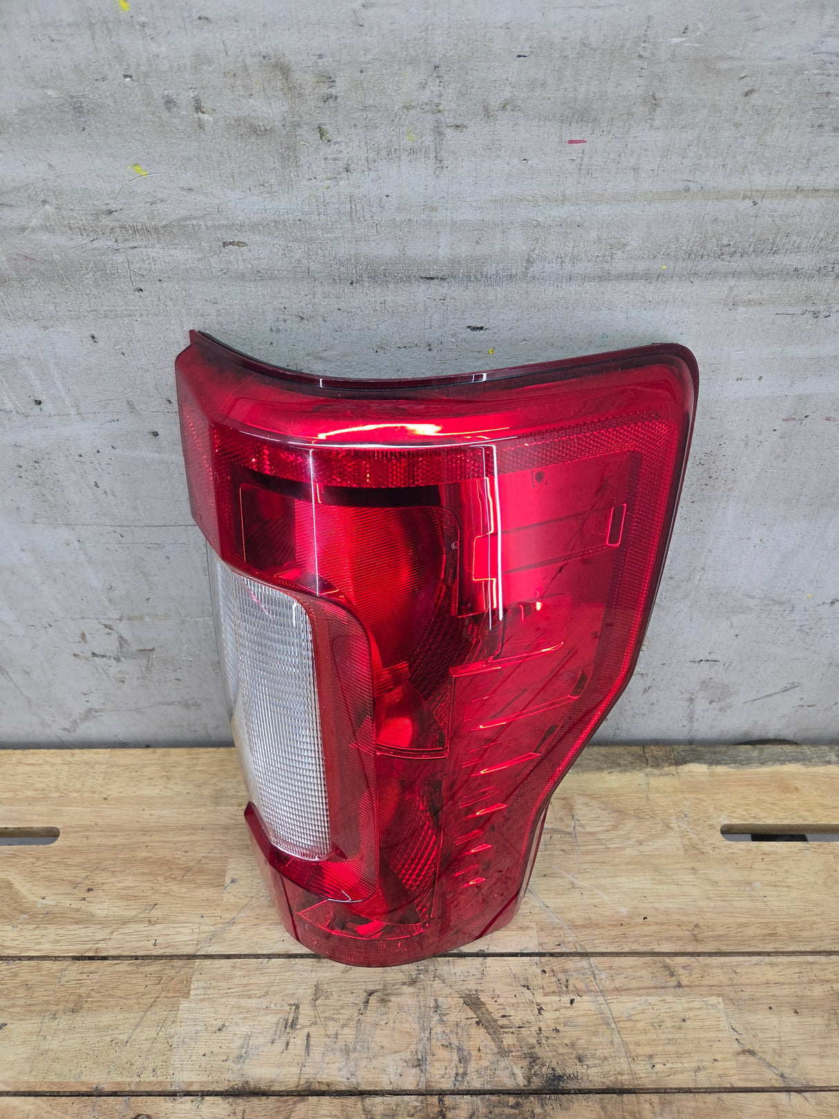 2017-2019 Ford Super Duty F250 F350 F450 F550 RH Passenger Side Tail Light Halogen HC3B-13B504-AD