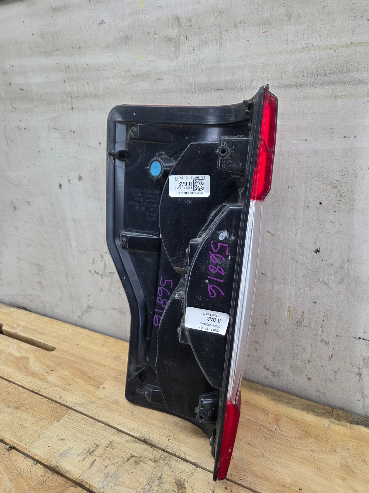 2017-2019 Ford Super Duty F250 F350 F450 F550 RH Passenger Side Tail Light Halogen HC3B-13B504-AD