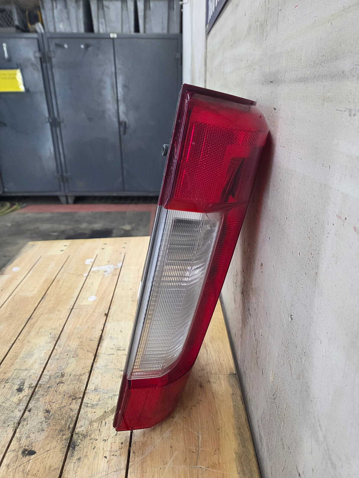 2017-2019 Ford Super Duty F250 F350 F450 F550 RH Passenger Side Tail Light Halogen HC3B-13B504-AD