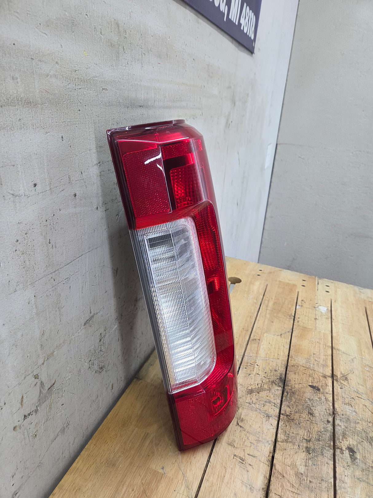 2017-2019 Ford Super Duty F250 F350 F450 F550 RH Passenger Side Tail Light Halogen HC3B-13B504-AD