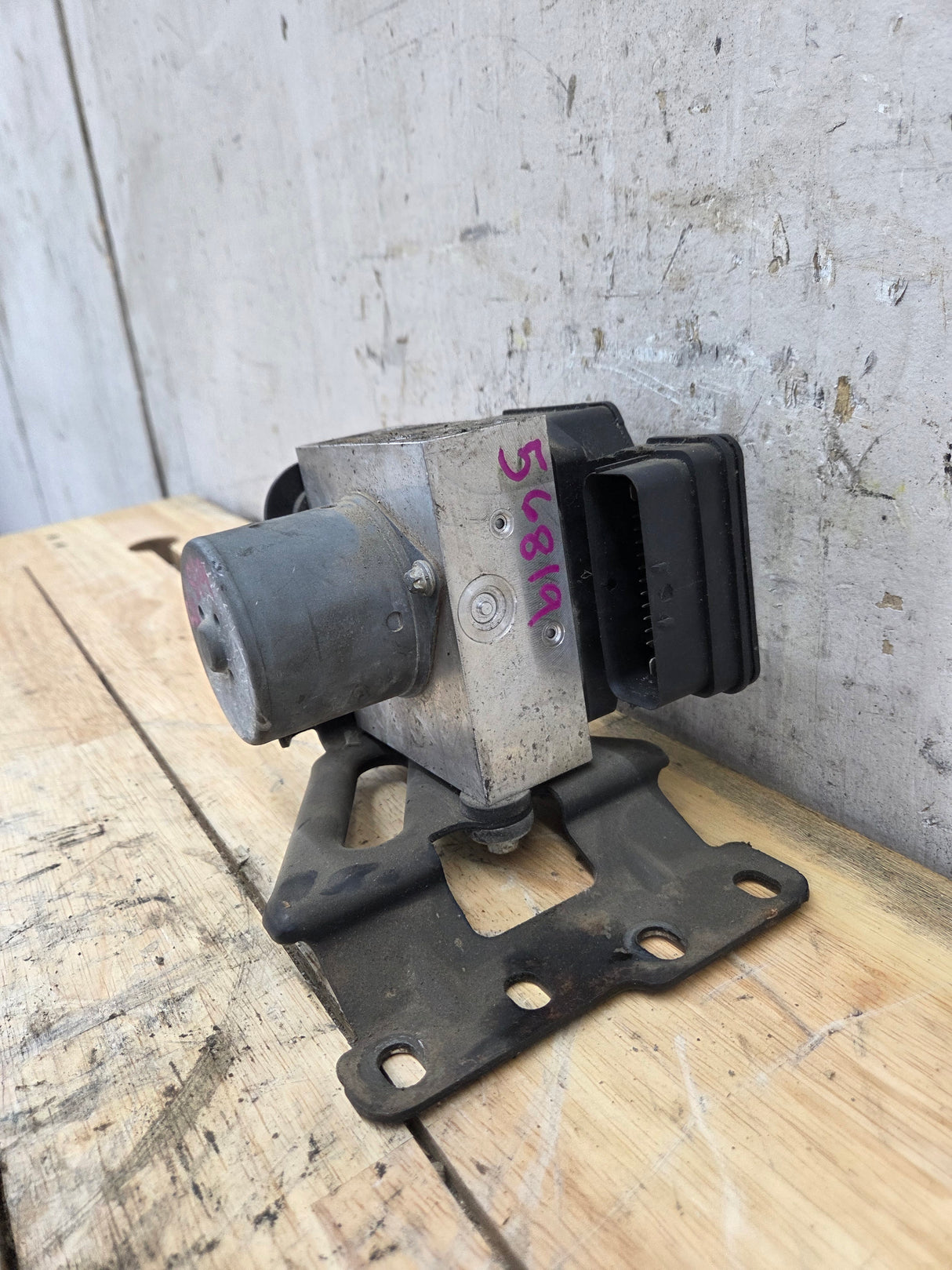 2011-2012 Ford Super Duty F250 F350 ABS Pump Module Control Assembly - BC34-2C405-BL