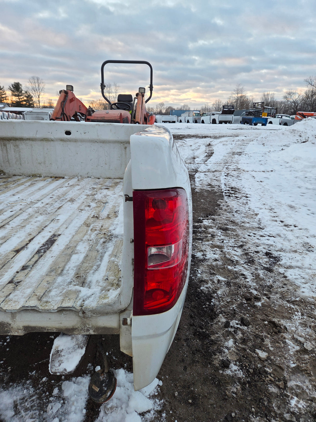 2007-2013 Chevrolet Silverado 1500 2500 3500 HD 6' 6" Short Truck Bed - Summit White