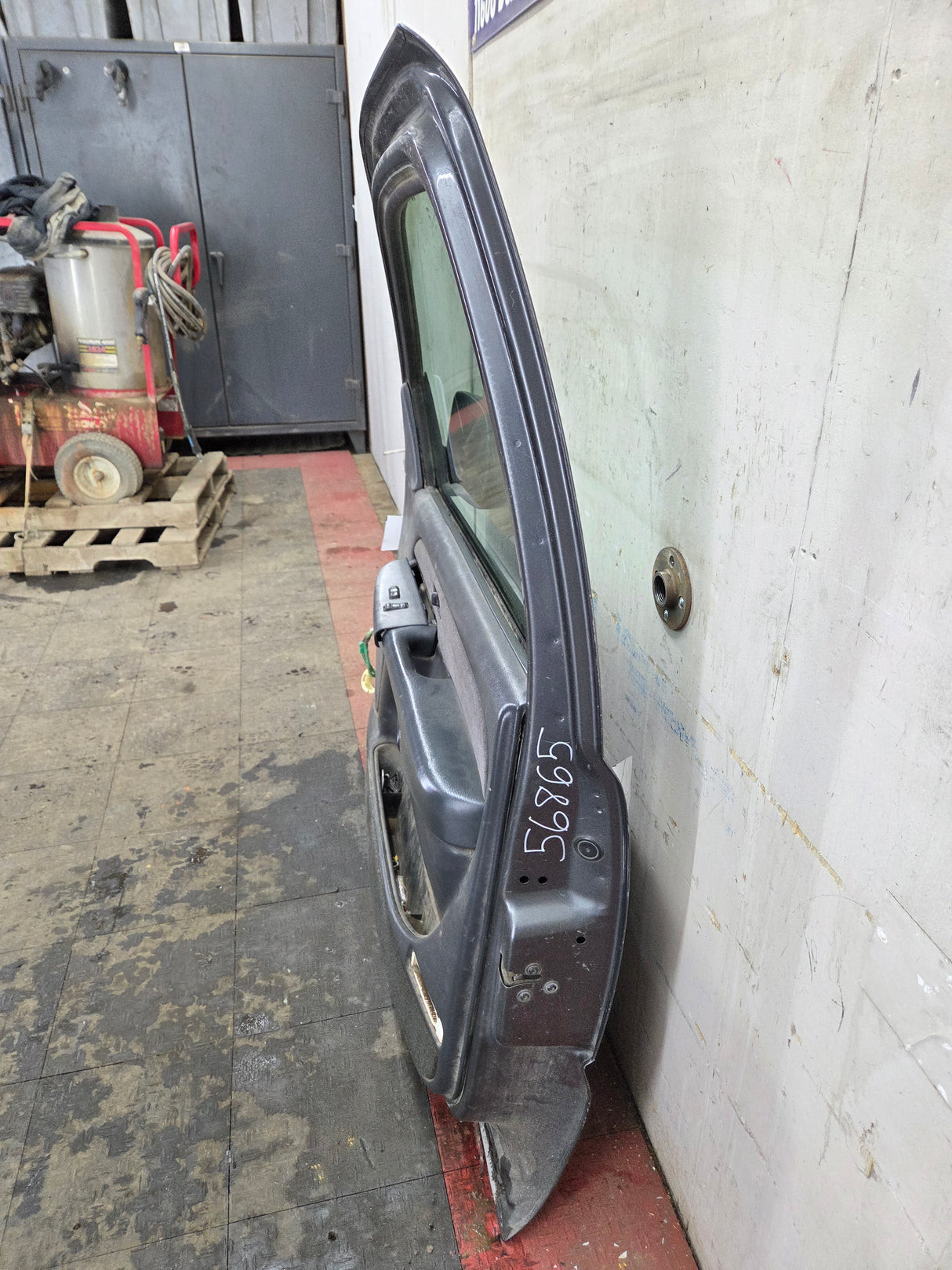 1999-2006 Chevrolet Silverado / GMC Sierra 1500 2500 3500 HD Front Passenger side Door RH