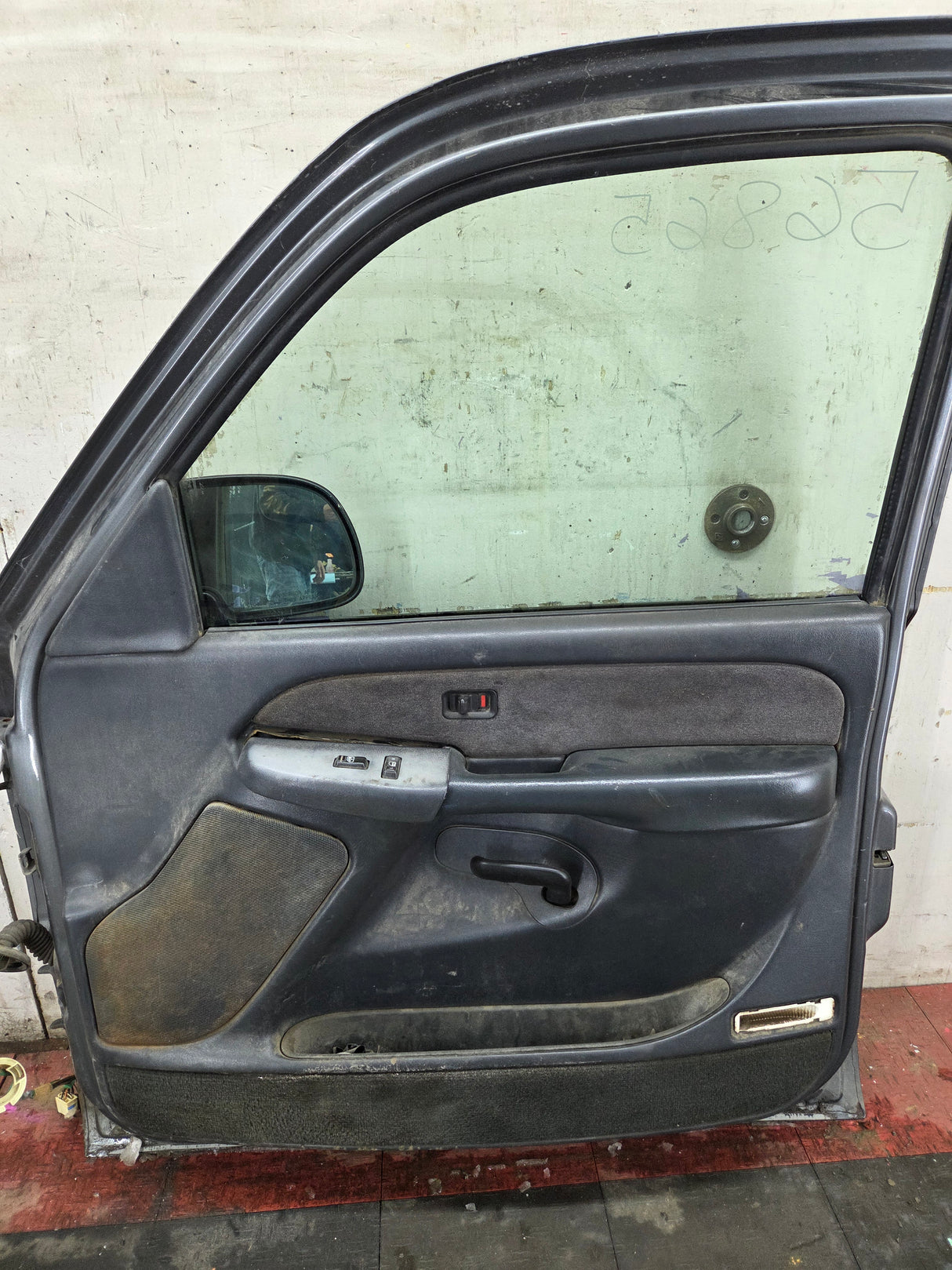 1999-2006 Chevrolet Silverado / GMC Sierra 1500 2500 3500 HD Front Passenger side Door RH