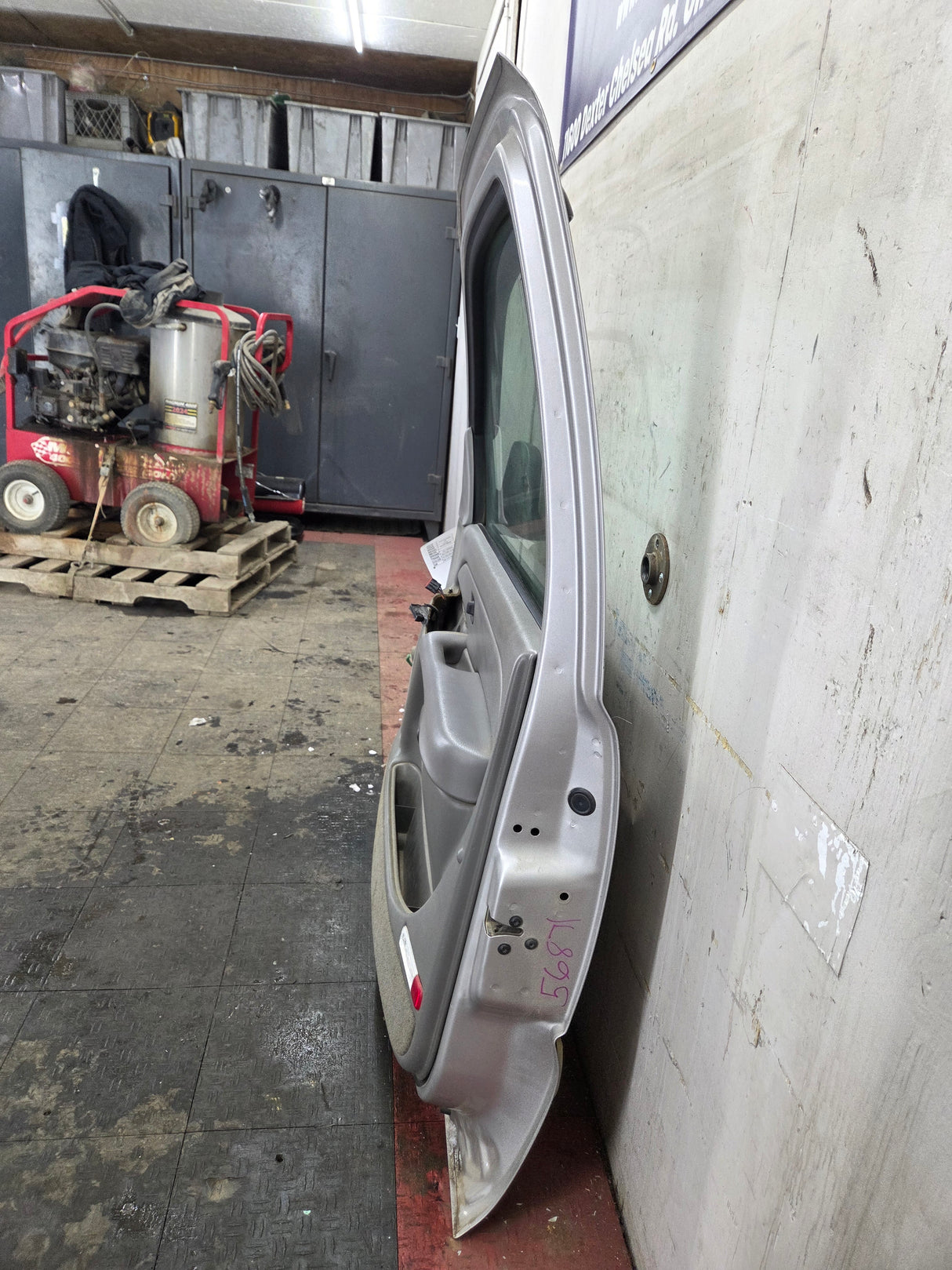 1999-2006 Chevrolet Silverado / GMC Sierra 1500 2500 3500 HD Front Passenger side Door RH