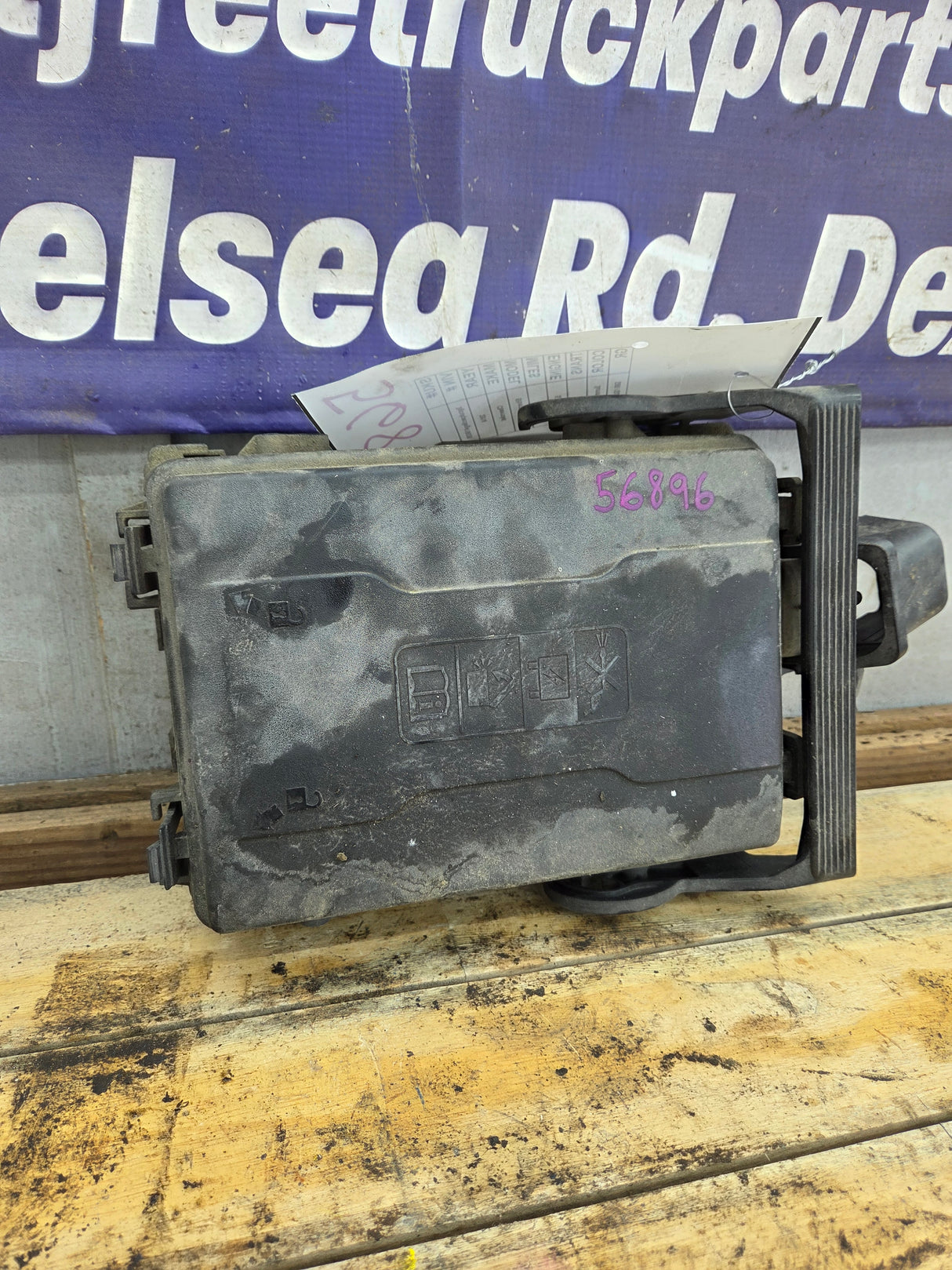 2014-2017 Chevrolet Silverado / GMC Sierra 1500 2500 3500 Engine Bay Fuse Box