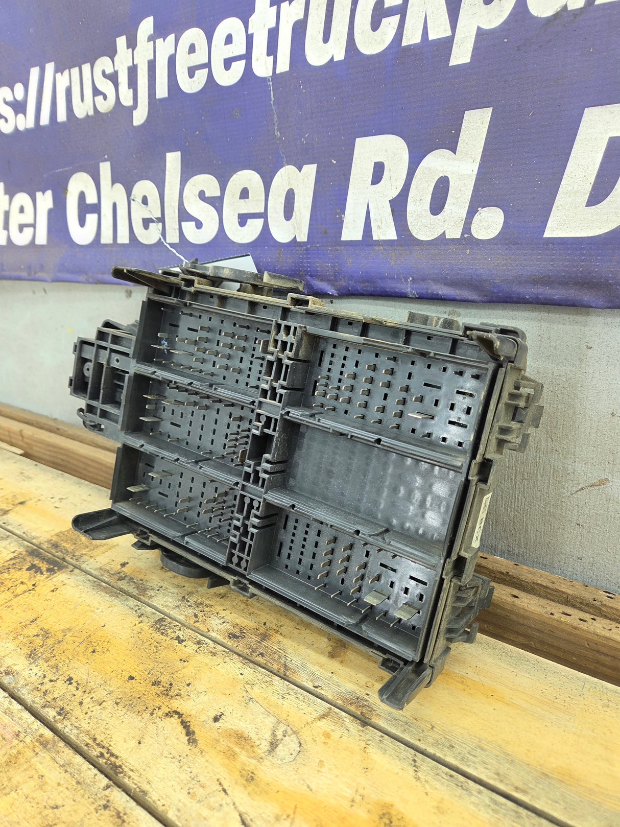 2014-2017 Chevrolet Silverado / GMC Sierra 1500 2500 3500 Engine Bay Fuse Box