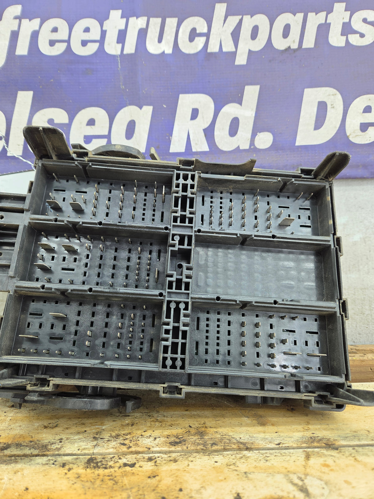 2014-2017 Chevrolet Silverado / GMC Sierra 1500 2500 3500 Engine Bay Fuse Box