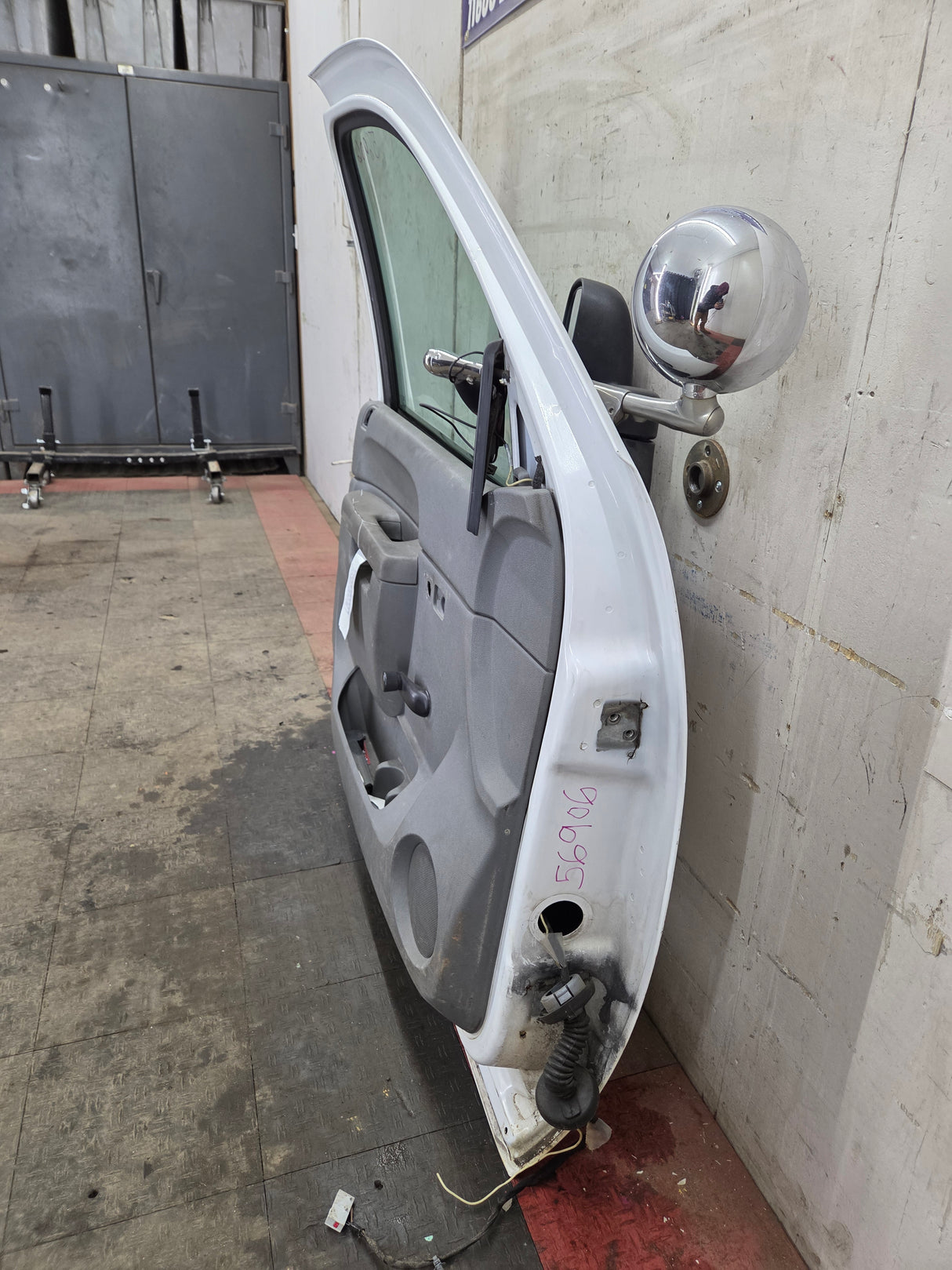 2007-2013 Chevrolet Silverado / GMC Sierra 1500 2500 3500 HD LH Front Driver Side Door