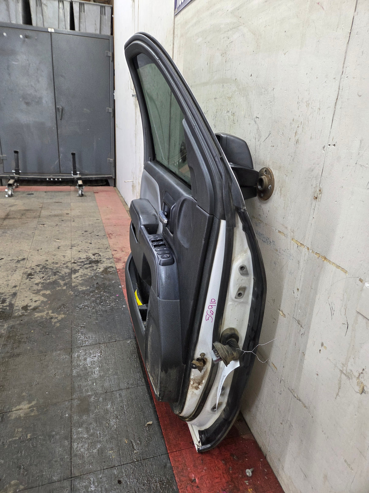 2014-2019 Chevrolet Silverado / GMC Sierra LH Front Driver Side Crew Cab Door 1500 25000 3500 HD