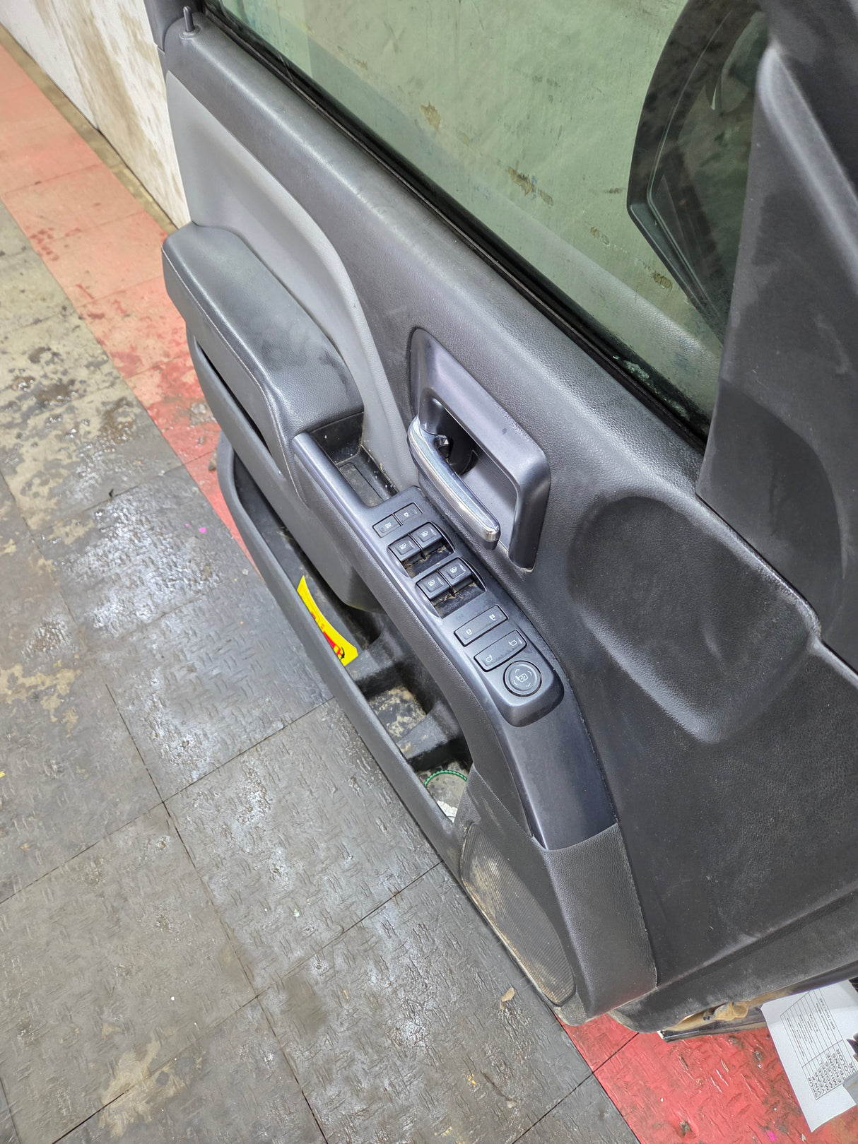 2014-2019 Chevrolet Silverado / GMC Sierra LH Front Driver Side Crew Cab Door 1500 25000 3500 HD