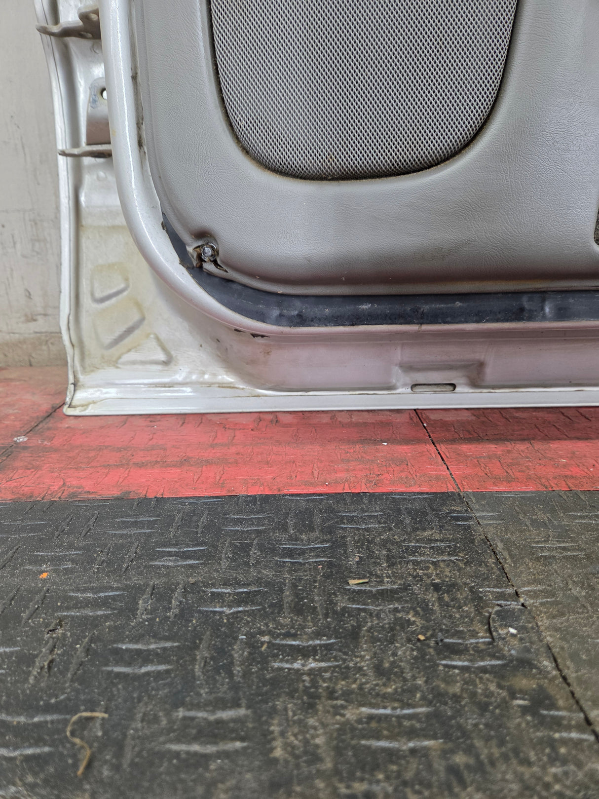 1999-2006 Chevrolet Silverado / GMC Sierra 1500 2500 3500 HD Rear Passenger side Crew Cab rear door RH - Fine Silver Birch Metallic