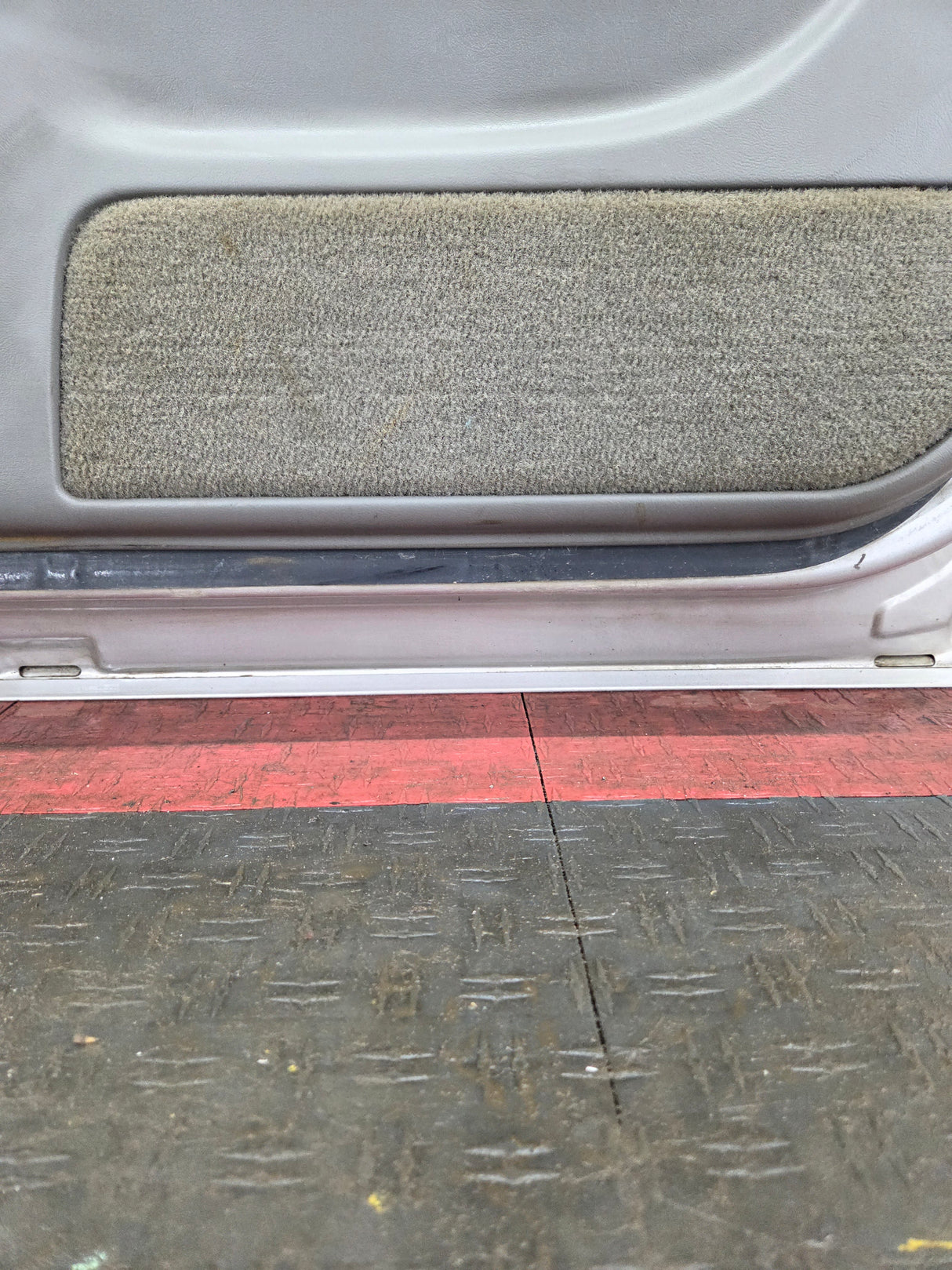 1999-2006 Chevrolet Silverado / GMC Sierra 1500 2500 3500 HD Rear Passenger side Crew Cab rear door RH - Fine Silver Birch Metallic