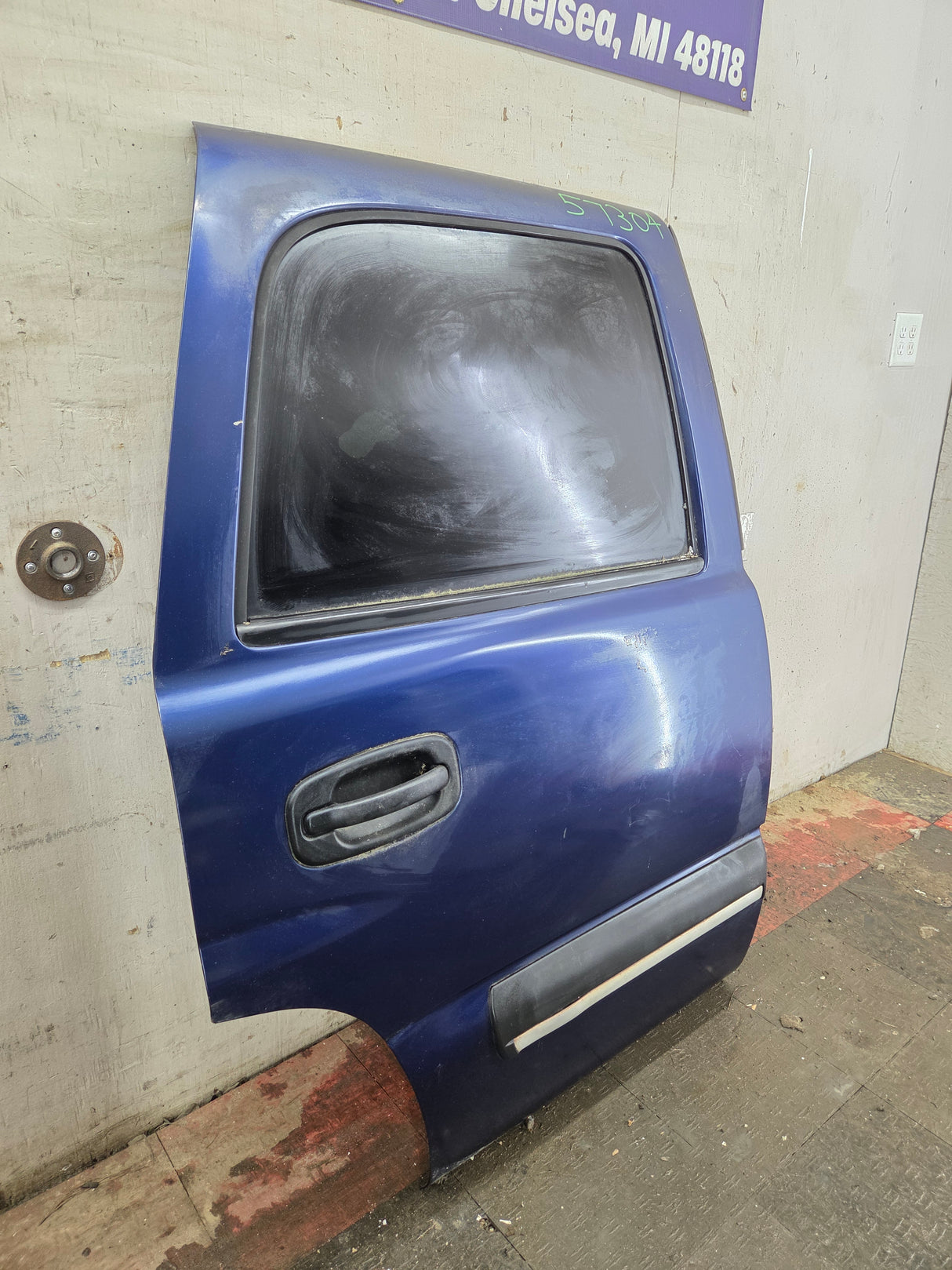 2001-2006 Chevrolet Tahoe / GMC Yukon 1500 2500HD Rear Passenger side rear door RH