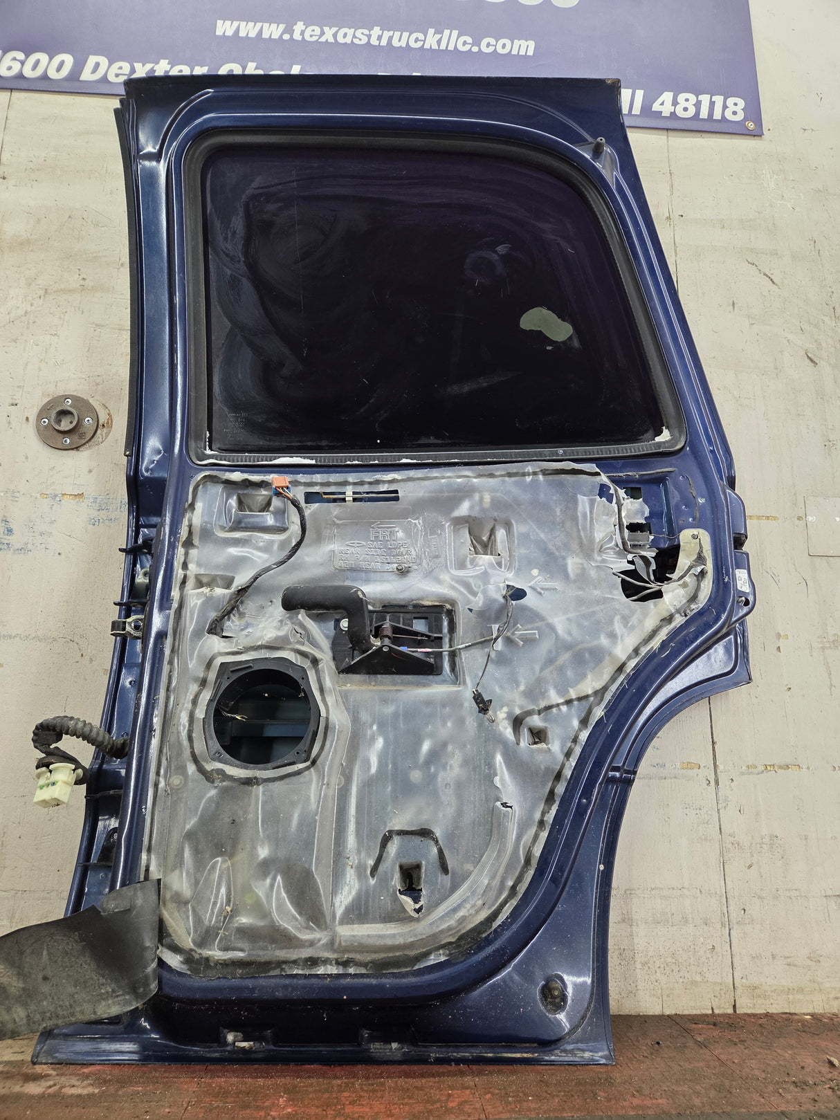 2001-2006 Chevrolet Tahoe / GMC Yukon 1500 2500HD Rear Passenger side rear door RH