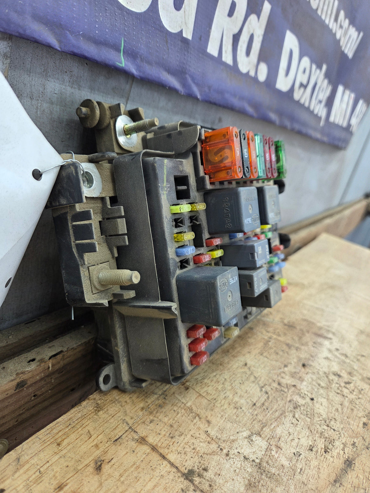 1999-2002 Chevrolet Silverado / GMC Sierra 1500 250 3500 Engine Bay Fuse Box