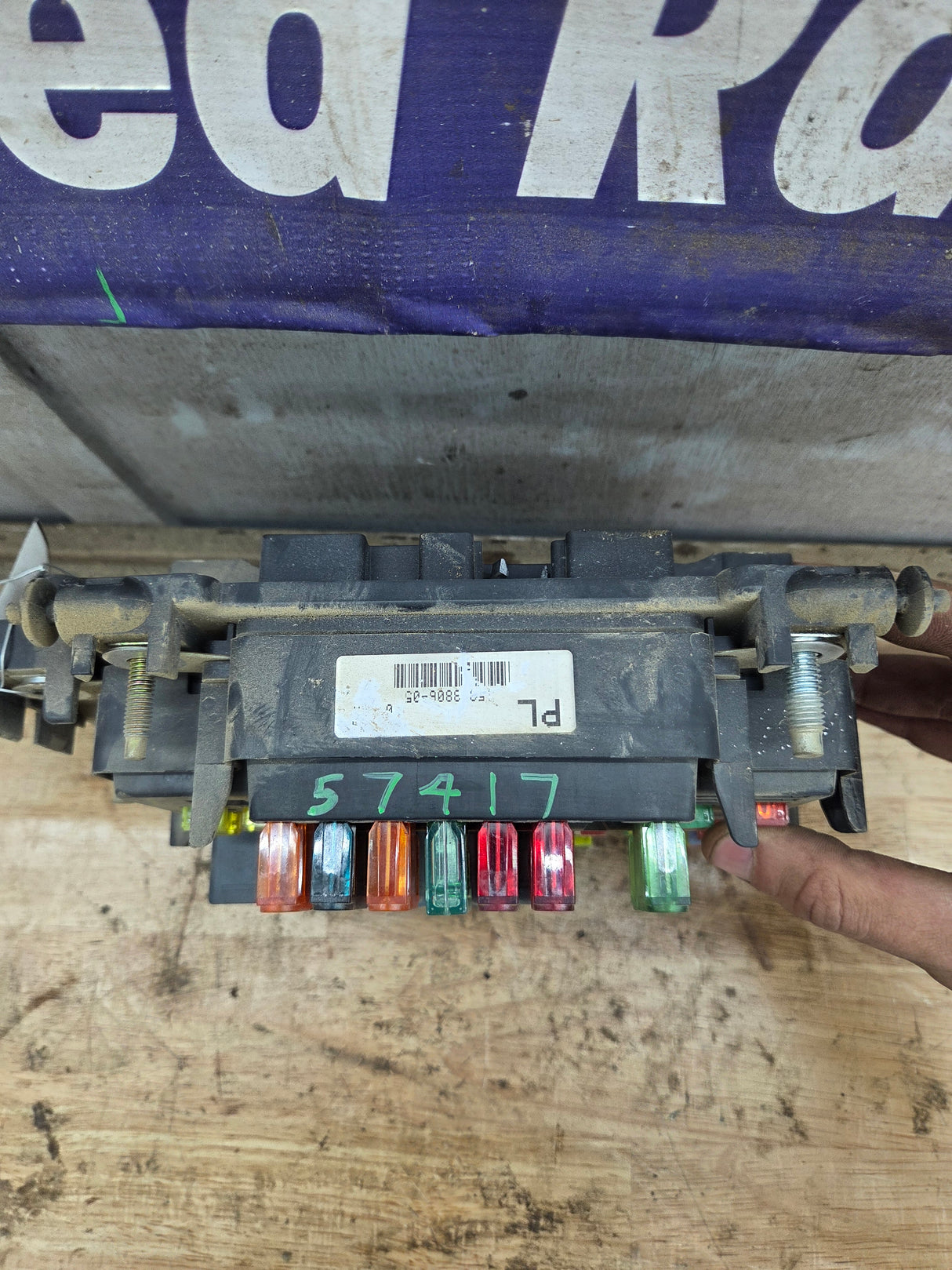 1999-2002 Chevrolet Silverado / GMC Sierra 1500 250 3500 Engine Bay Fuse Box