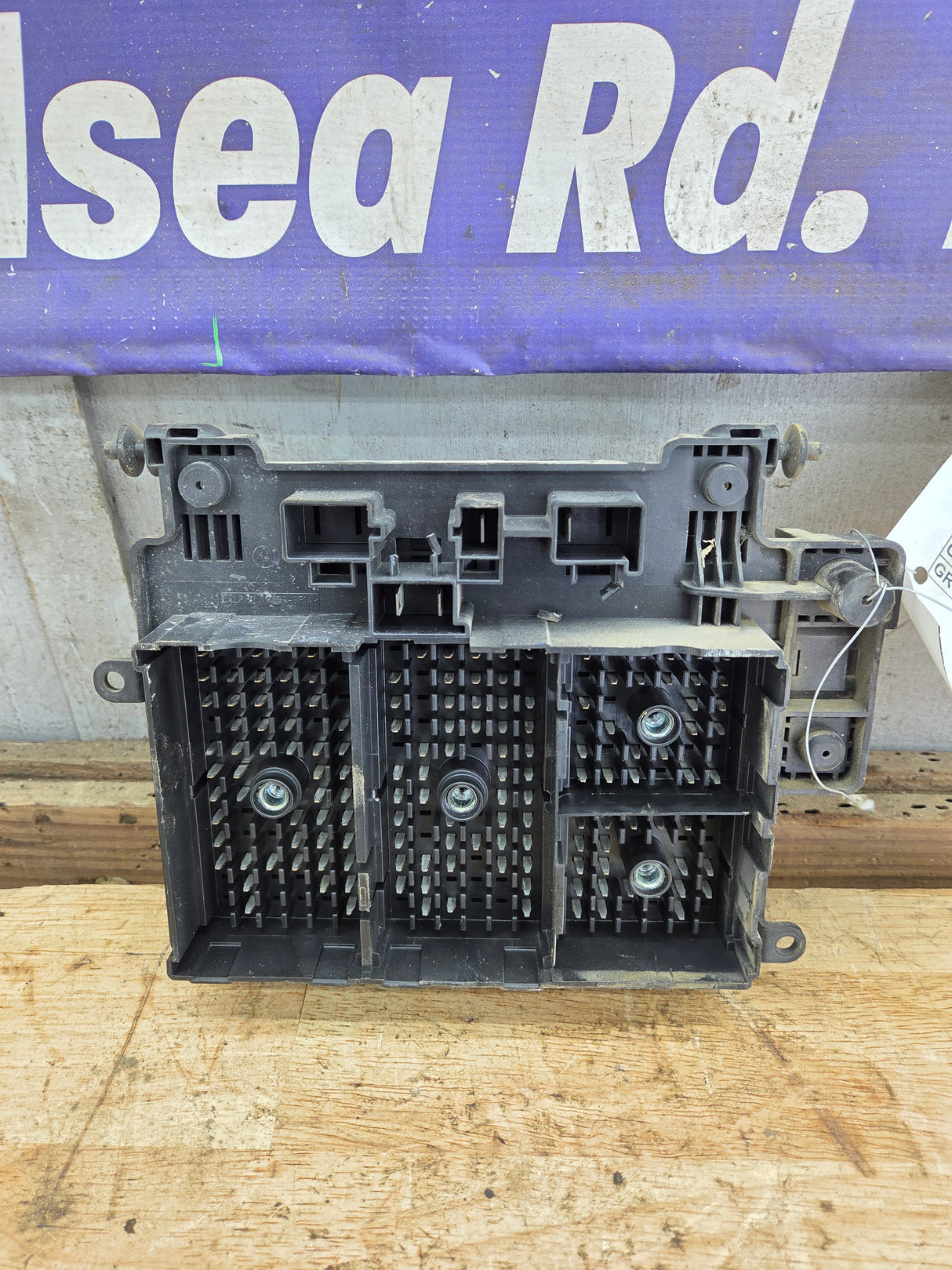 1999-2002 Chevrolet Silverado / GMC Sierra 1500 250 3500 Engine Bay Fuse Box