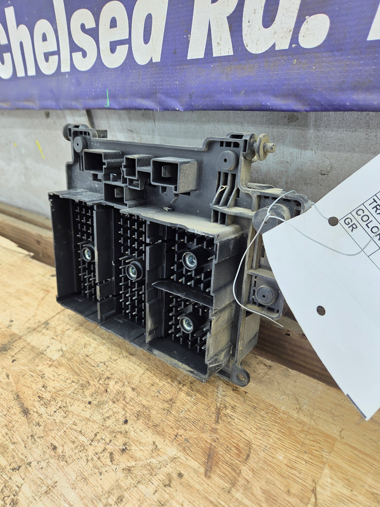 1999-2002 Chevrolet Silverado / GMC Sierra 1500 250 3500 Engine Bay Fuse Box