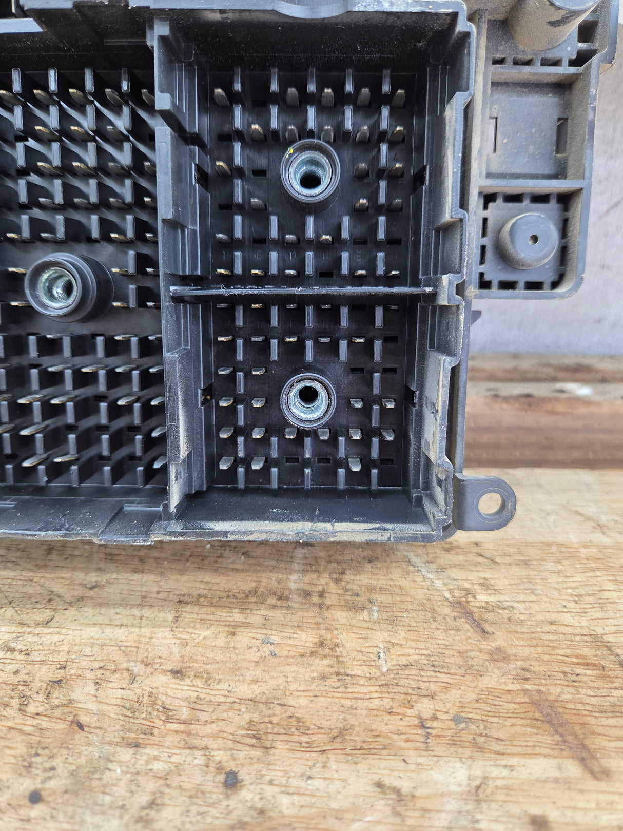 1999-2002 Chevrolet Silverado / GMC Sierra 1500 250 3500 Engine Bay Fuse Box