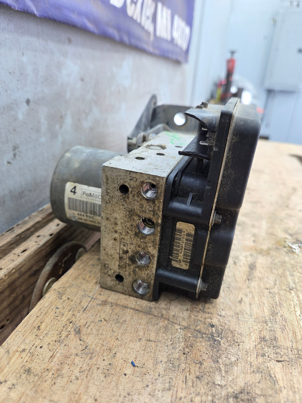 2013-2014 Ford F150 ABS Pump Module Control Assembly 4X4 - DL34-2C405-B