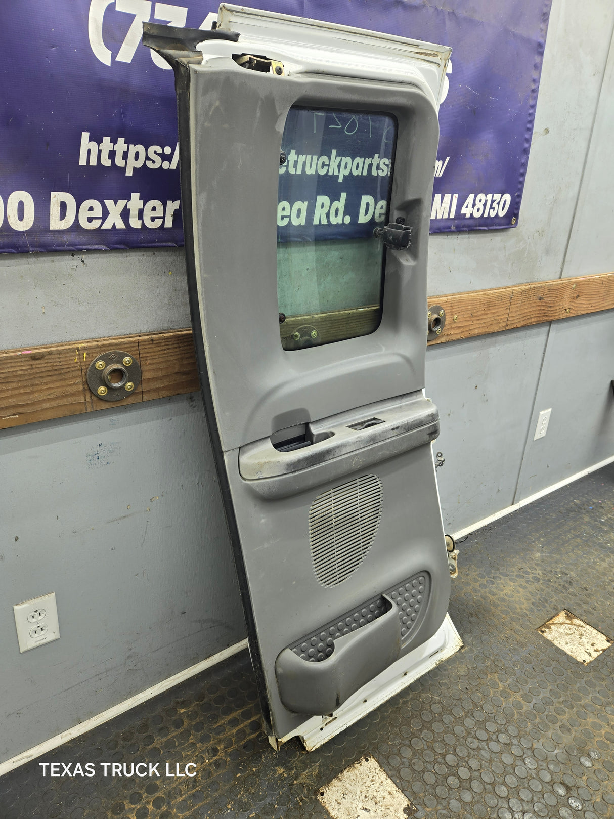 1999-2007 Ford Super Duty F250 F350 F450 F550 RH Extended Cab Passenger Rear Door