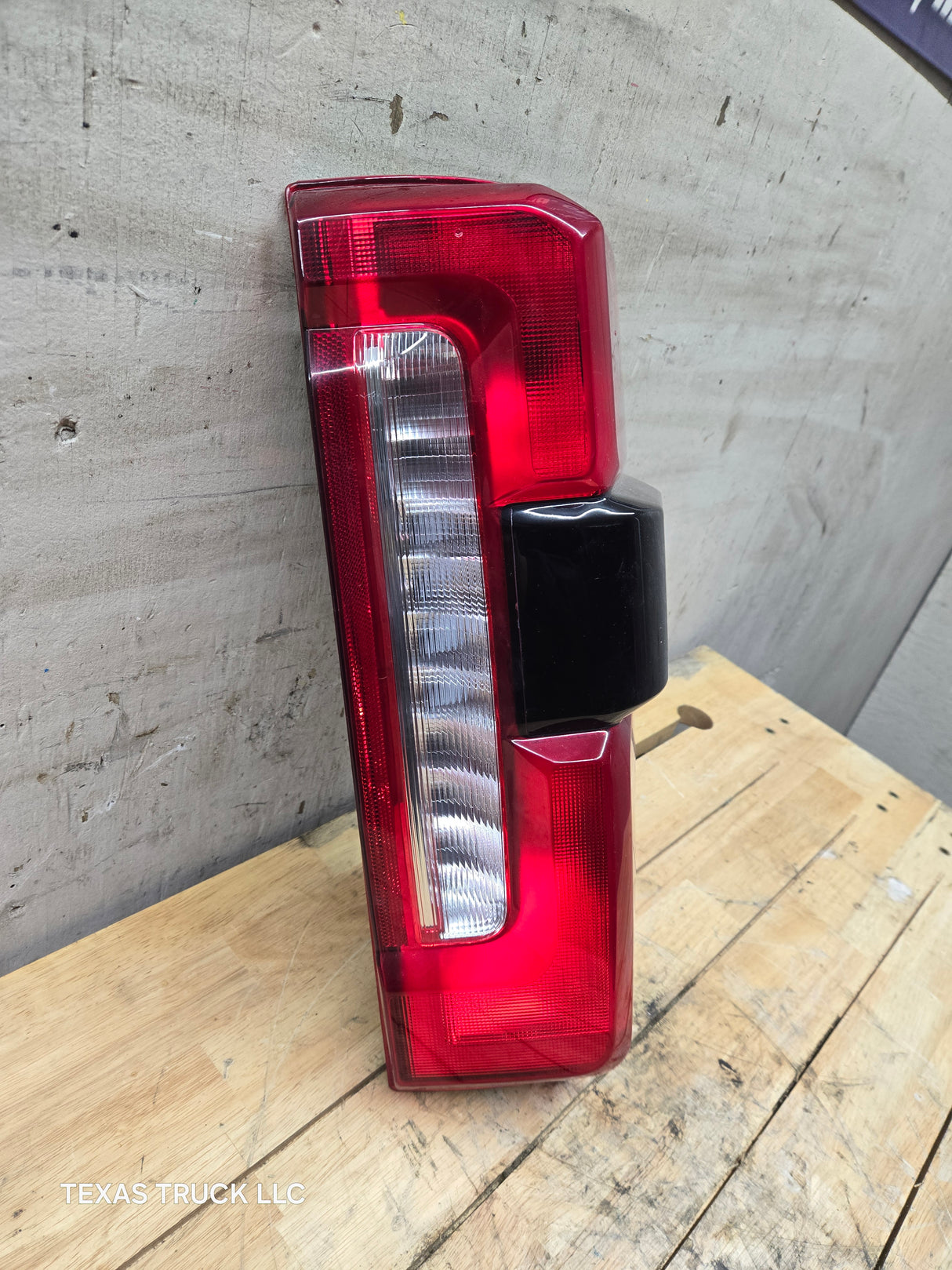 2023-2026 Ford Super Duty F250 F350 RH Incandescent Passenger Side Tail Light With Bliss PC3B-13B504-BH